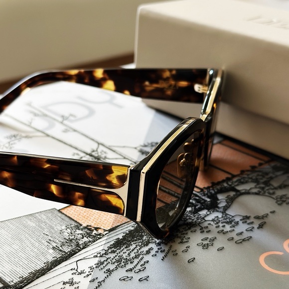 Dezi ‘Charge It’ Tort sunnies - Picture 3 of 3